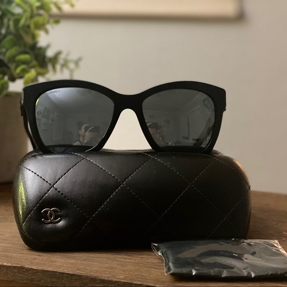 Chanel Sunglasses (authentic) with black CC logo - Picture 2 of 7